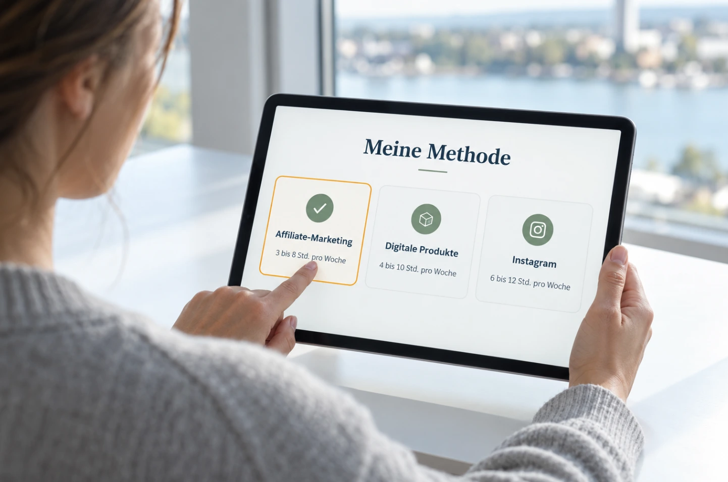 Online Geld verdienen: Frau vergleicht am Tablet drei Methoden nach Zeitaufwand